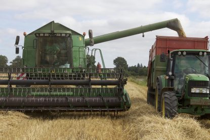Máquinas trabalhando na colheita de grãos