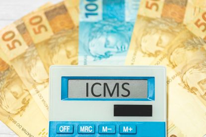 ICMS nas transferências - imagem dinheiro e calculadora