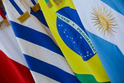 Imagem com as bandeiras dos países pertencentes ao Mercosul